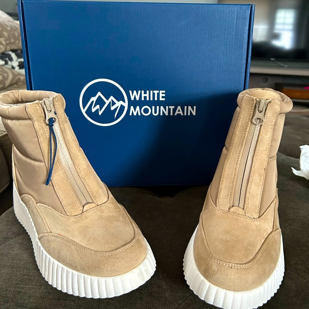 White Mountain boots
Size 8
Never worn